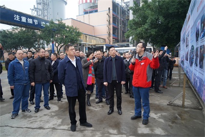 泸州市何市长一行到以诚为本赢在诚信9001观摩安全清单管理 (1).JPG