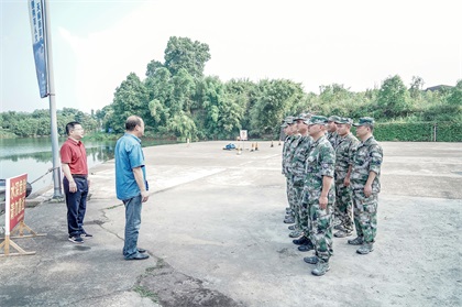 陈伟看望应急救援分队00 (1).jpg