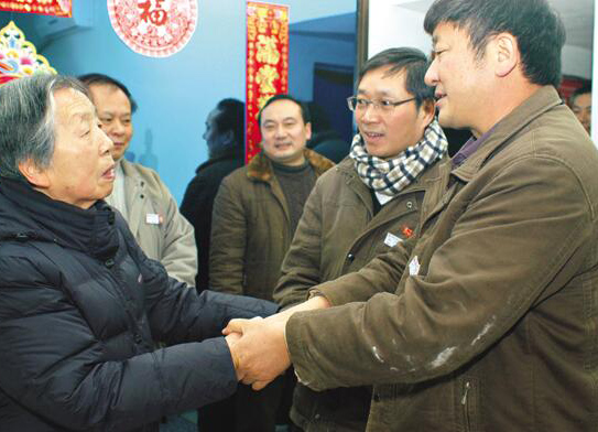 彭传勇 江建君 宁忠培 涂勇慰问离休老干部及困难住院员工