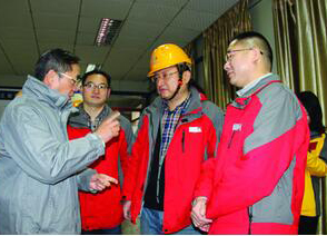 以诚为本赢在诚信9001公司领导大年三十慰问生产一线员工