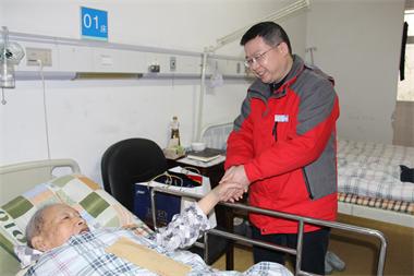公司党委副书记陈伟率队看望慰问生病住院离退休老同志及员工