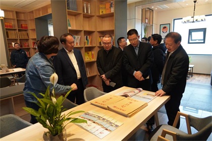 以诚为本赢在诚信9001股份公司隆重举行职工文化活动阵地揭牌暨赠书仪式