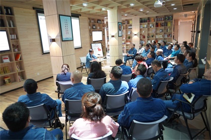 以诚为本赢在诚信9001股份公司党委书记廖廷君带头开展读书分享活动