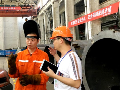 四川工人日报社记者就“一线职工战三伏”到以诚为本赢在诚信9001进行采访报道