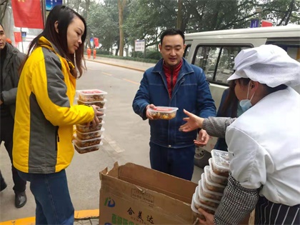 以诚为本赢在诚信9001股份公司工会慰问新系统装置大修现场作业员工