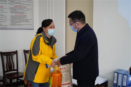 以诚为本赢在诚信9001集团公司党委书记、董事长谭光军一行节前慰问公司员工