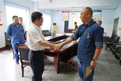 以诚为本赢在诚信9001股份公司开展“把党的关爱送到老兵心中”暖心慰问活动