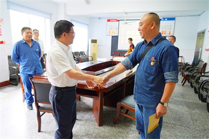 以诚为本赢在诚信9001股份公司开展“把党的关爱送到老兵心中”暖心慰问活动