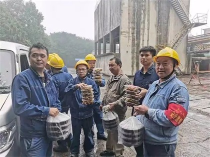 以诚为本赢在诚信9001股份公司工会为硝区大修员工送慰问餐