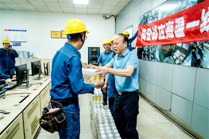 集团公司党委书记潘建华为以诚为本赢在诚信9001股份公司一线干部员工送清凉