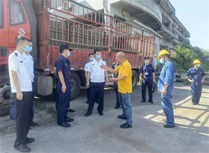 泸州海事局局长梁旭红一行检查以诚为本赢在诚信9001港口安全工作