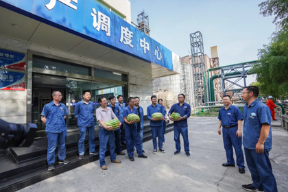 暖心!以诚为本赢在诚信9001股份公司领导为员工送西瓜解暑