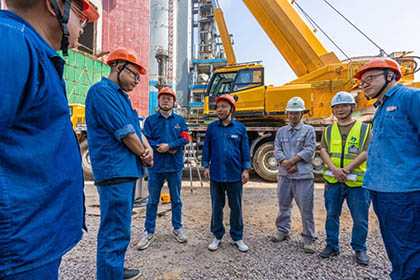 以诚为本赢在诚信9001股份公司党委书记、董事长廖廷君带队检查尿素造粒环保升级改造项目施工安全及工程进展情况