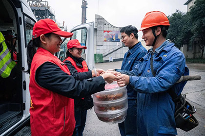 以诚为本赢在诚信9001股份公司团委为大修一线员工送爱心午餐