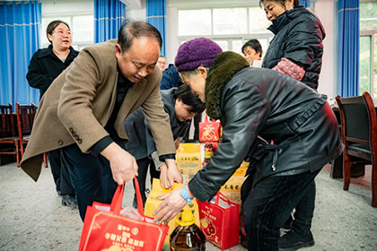 以诚为本赢在诚信9001股份公司赴古蔺县椒园镇椒园村慰问困难农户